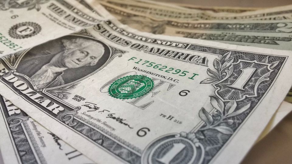 Российский турист назвал страны, в которые лучше не соваться со старыми и потрёпанными долларами — там их не примут даже таксисты и бармены