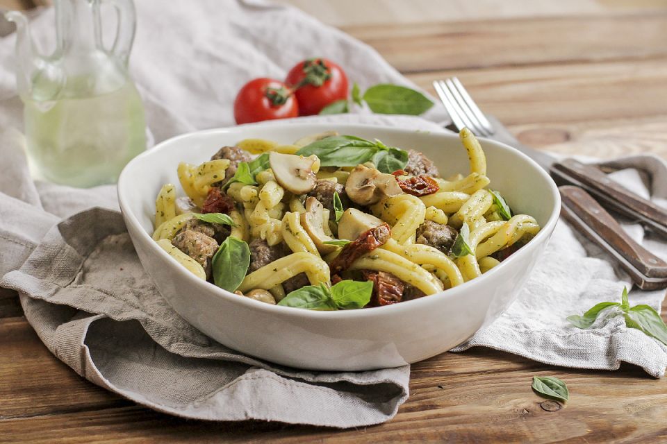 Казаречче с митболами и вялеными томатами