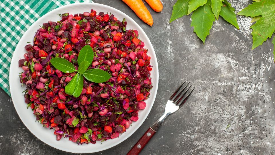 Салат будет загляденье: свекла не окрасит другие ингредиенты, если сделать вот что