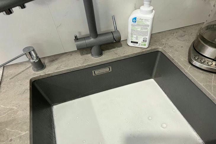 Почему выдвижные ящики под раковиной меняют всё: секрет идеального порядка для моющих средств