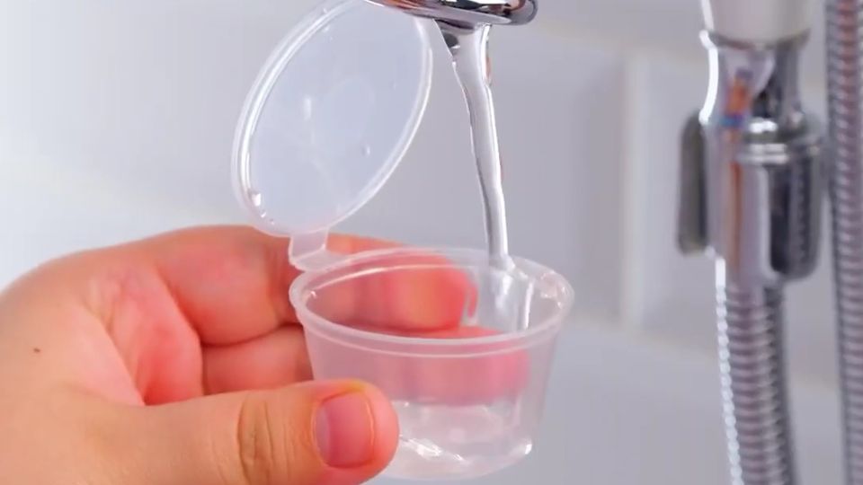 Не выбрасывайте контейнер из-под соуса на помойку: он незаменим в быту