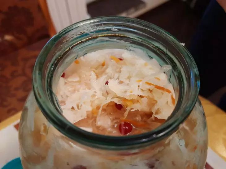 Квашеная капуста полезна не всем: вот кто точно должен ее избегать