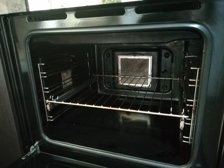Как очистить духовку за 5 минут: вилки для барбекю творят чудеса