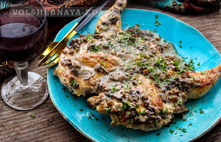 Жареный цыпленок под грибным соусом