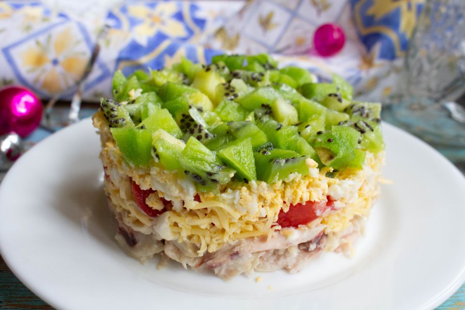 Слой за слоем: восхитительный салат с курицей и свежими овощами