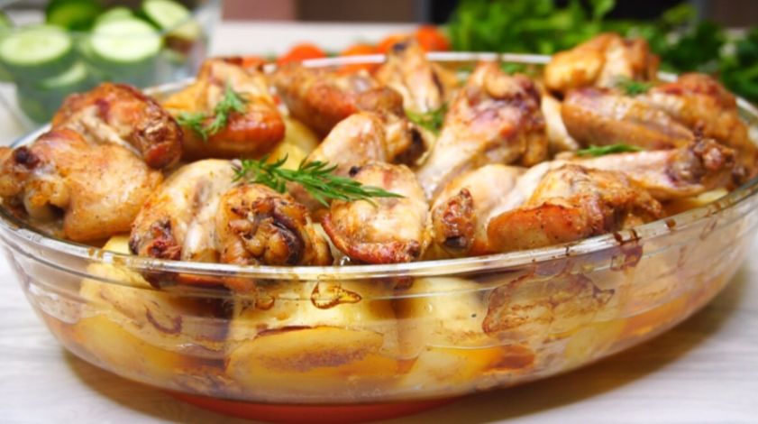 Упрощаем обед: идеальные куриные крылышки и картошка в духовке