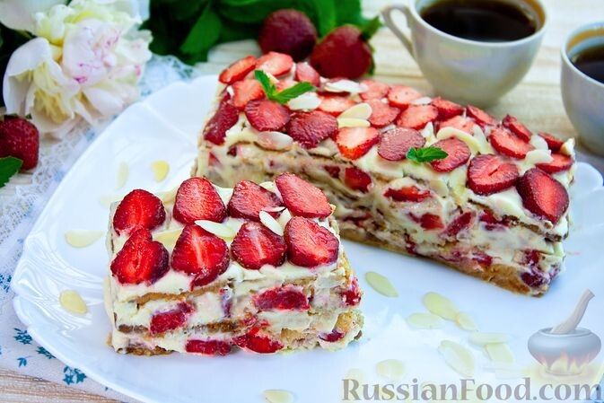 Лёгкие праздничные десерты и салаты с клубникой в сезоне