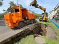 В Новокузнецке на улице Кирова ремонтируют самотечную канализацию