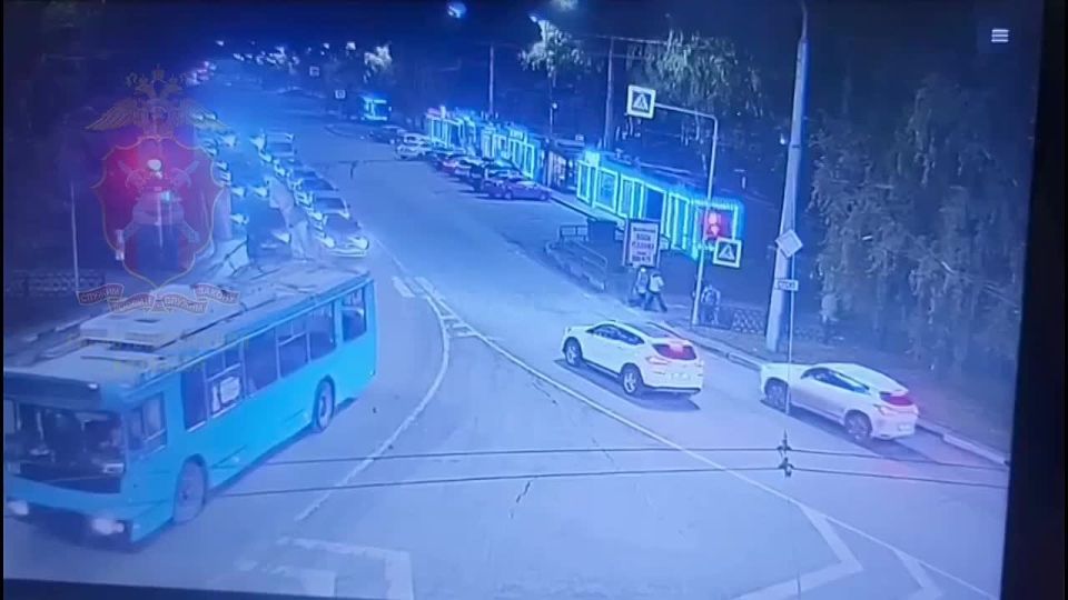 Сотрудники Госавтоинспекции Новокузнецка устанавливают обстоятельства дорожно-транспортного происшествия с участием несовершеннолетнего водителя элетросамоката