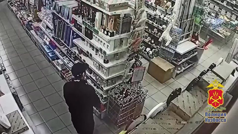 В Междуреченске участковые уполномоченные полиции задержали подозреваемого в краже ароматических наборов