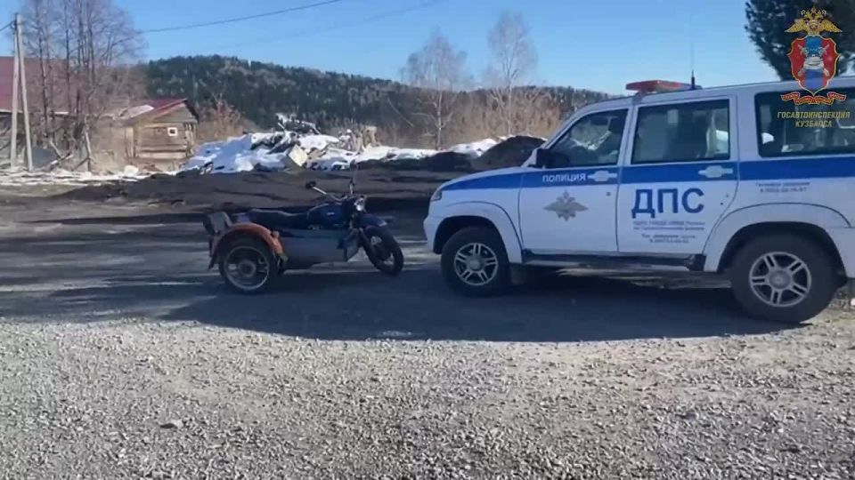 Вёз ребёнка в коляске мотоцикла: в Таштагольском округе остановили бесправника с признаками опьянения