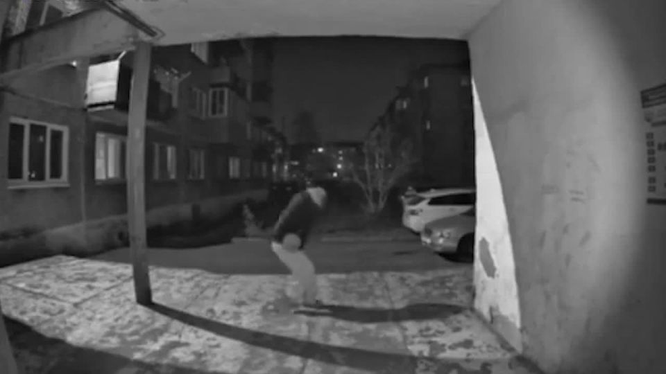 Хрюкнул в домофон и убежал: неизвестный в маске человека-паука напугал людей в общежитии в Междуреченске