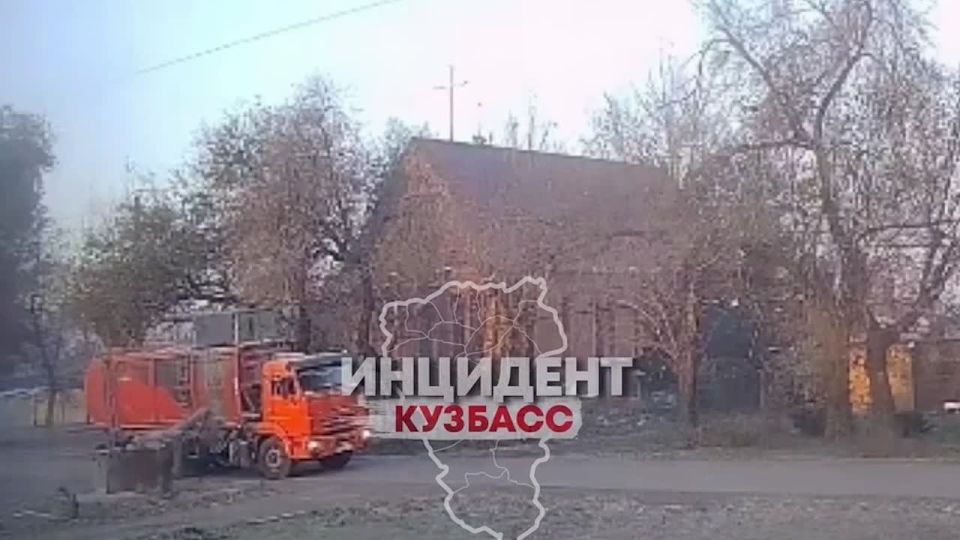"Пускай полежат": мусоровоз опрокинул контейнеры в Кемерове