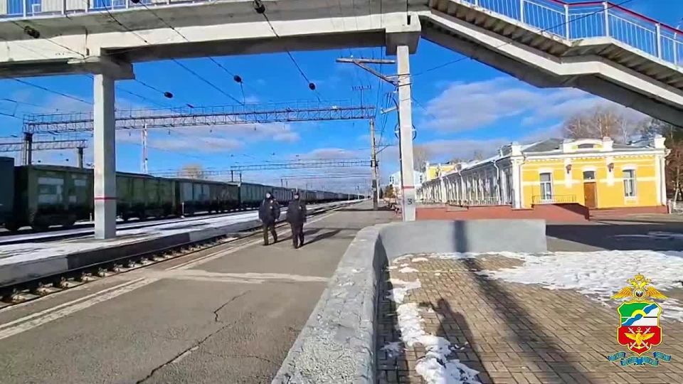 Пытался провезти полкилограмма марихуаны: в Топках на привокзальной площади задержали рецидивиста