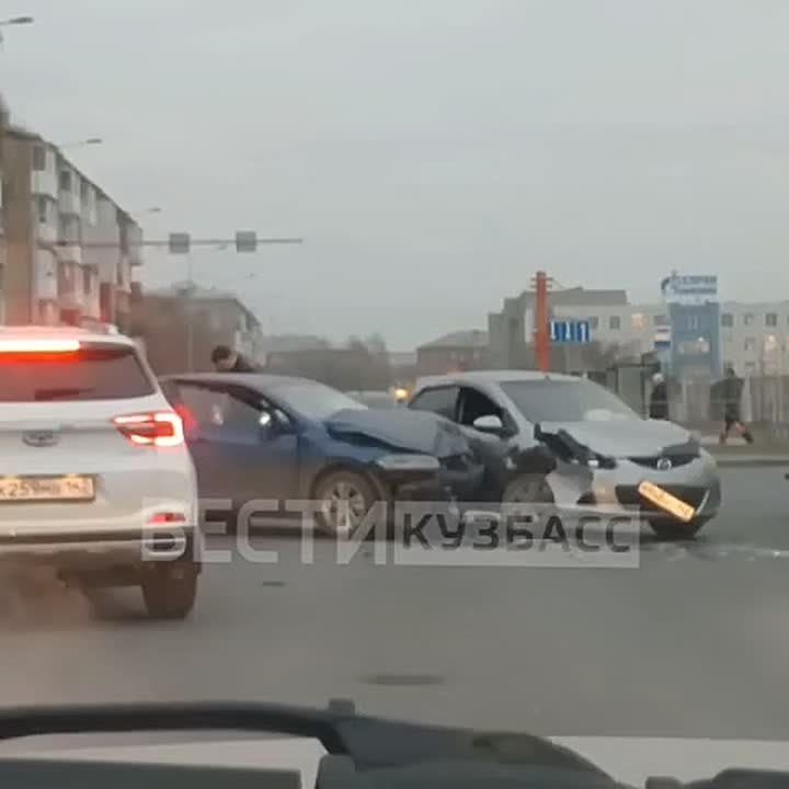 Две иномарки столкнулись на перекрёстке Тухачевского и Гагарина в Кемерове