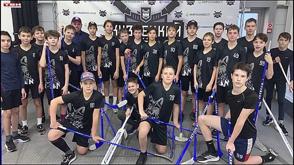 Юные новокузнецкие хоккеисты получили новые клюшки