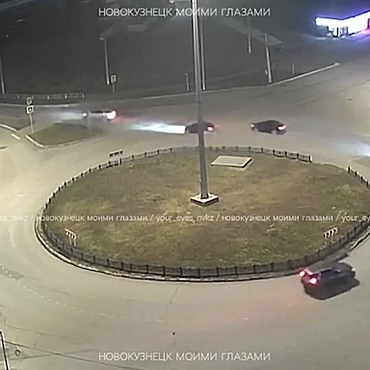 Сбил двоих на переходе: в соцсетях делятся видео ДТП на Транспортной улице в Новокузнецке