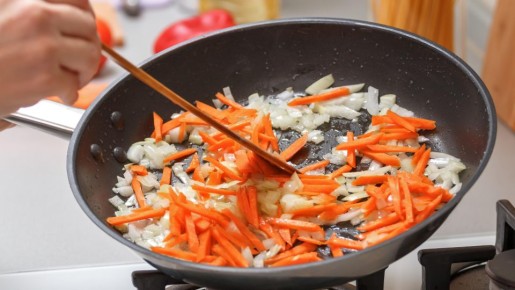 Запомните, как сделать зажарку еще вкуснее: один продукт в корне меняет дело