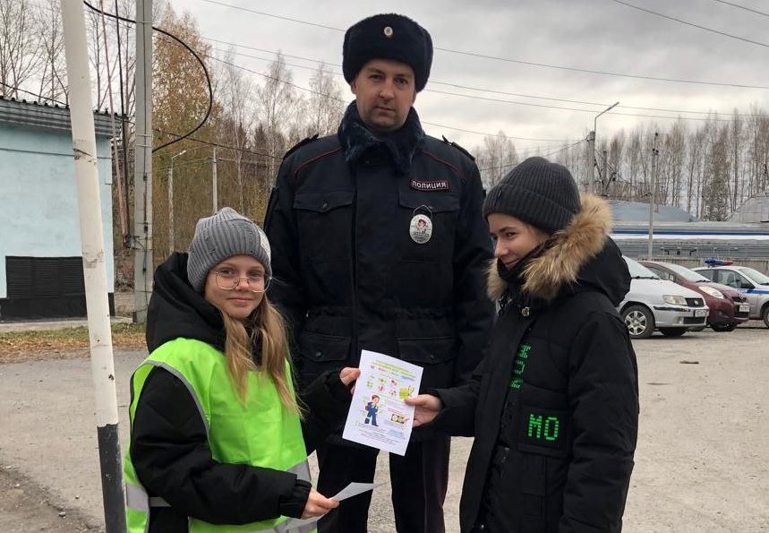 Сотрудники Госавтоинспекции и ЮИДовцы г. Тайга провели акцию «Засветись» Сотрудники Госавтоинспекции и ЮИДовцы г. Тайга провели акцию «Засветись»