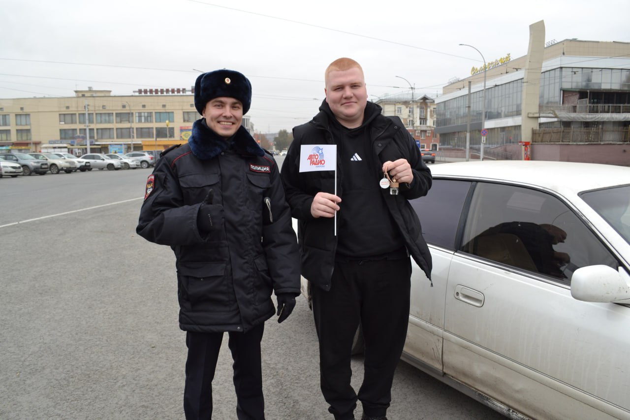 В честь Дня автомобилиста сотрудники Госавтоинспекции г. Кемерово совместно с одной из радиостанций провели акцию на оживлённой улице областного центра, чтобы поздравить водителей с праздником В честь Дня автомобилиста сотрудники Госавтоинспекции г. Кемерово совместно с одной из радиостанций провели акцию на оживлённой улице областного центра, чтобы поздравить водителей с праздником
