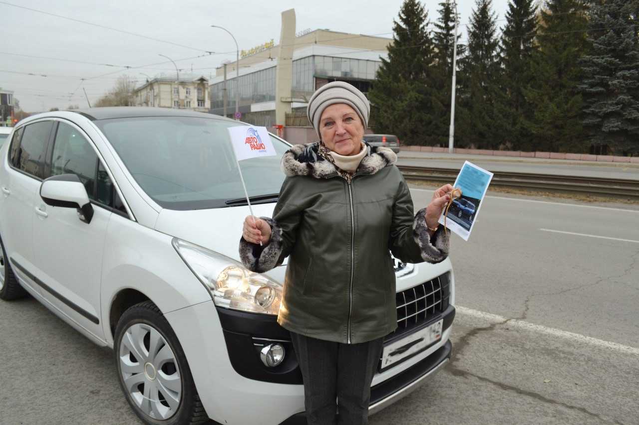 В честь Дня автомобилиста сотрудники Госавтоинспекции г. Кемерово совместно с одной из радиостанций провели акцию на оживлённой улице областного центра, чтобы поздравить водителей с праздником В честь Дня автомобилиста сотрудники Госавтоинспекции г. Кемерово совместно с одной из радиостанций провели акцию на оживлённой улице областного центра, чтобы поздравить водителей с праздником