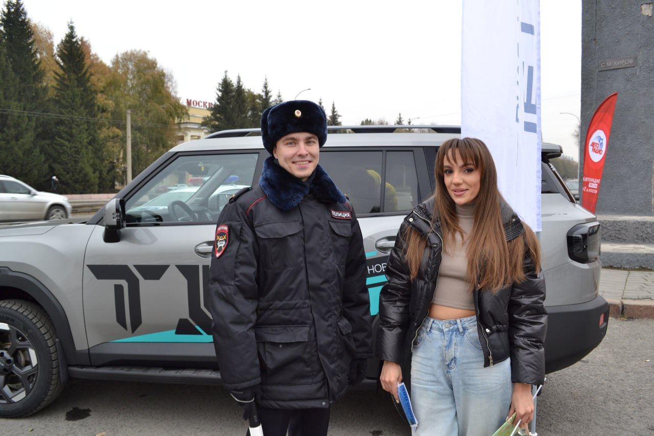 В честь Дня автомобилиста сотрудники Госавтоинспекции г. Кемерово совместно с одной из радиостанций провели акцию на оживлённой улице областного центра, чтобы поздравить водителей с праздником В честь Дня автомобилиста сотрудники Госавтоинспекции г. Кемерово совместно с одной из радиостанций провели акцию на оживлённой улице областного центра, чтобы поздравить водителей с праздником