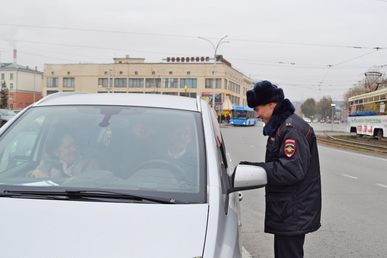 В честь Дня автомобилиста сотрудники Госавтоинспекции г. Кемерово совместно с одной из радиостанций провели акцию на оживлённой улице областного центра, чтобы поздравить водителей с праздником В честь Дня автомобилиста сотрудники Госавтоинспекции г. Кемерово совместно с одной из радиостанций провели акцию на оживлённой улице областного центра, чтобы поздравить водителей с праздником