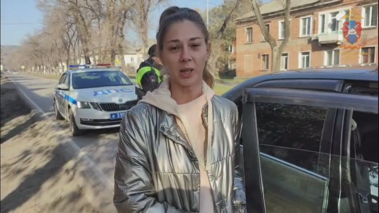 Сотрудники новокузнецкой Госавтоинспекции помогли женщине накачать колесо