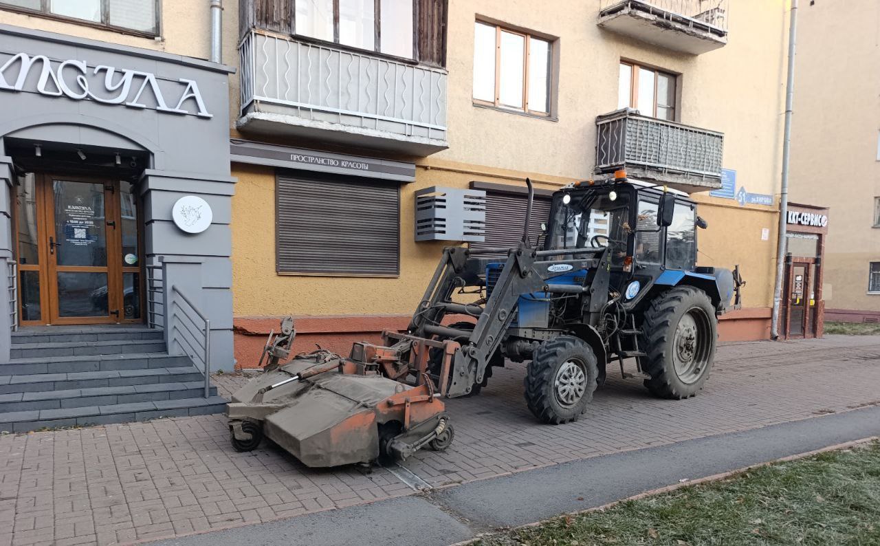 Во всех районах города сегодня ведется уборка улиц, парков и скверов Во всех районах города сегодня ведется уборка улиц, парков и скверов