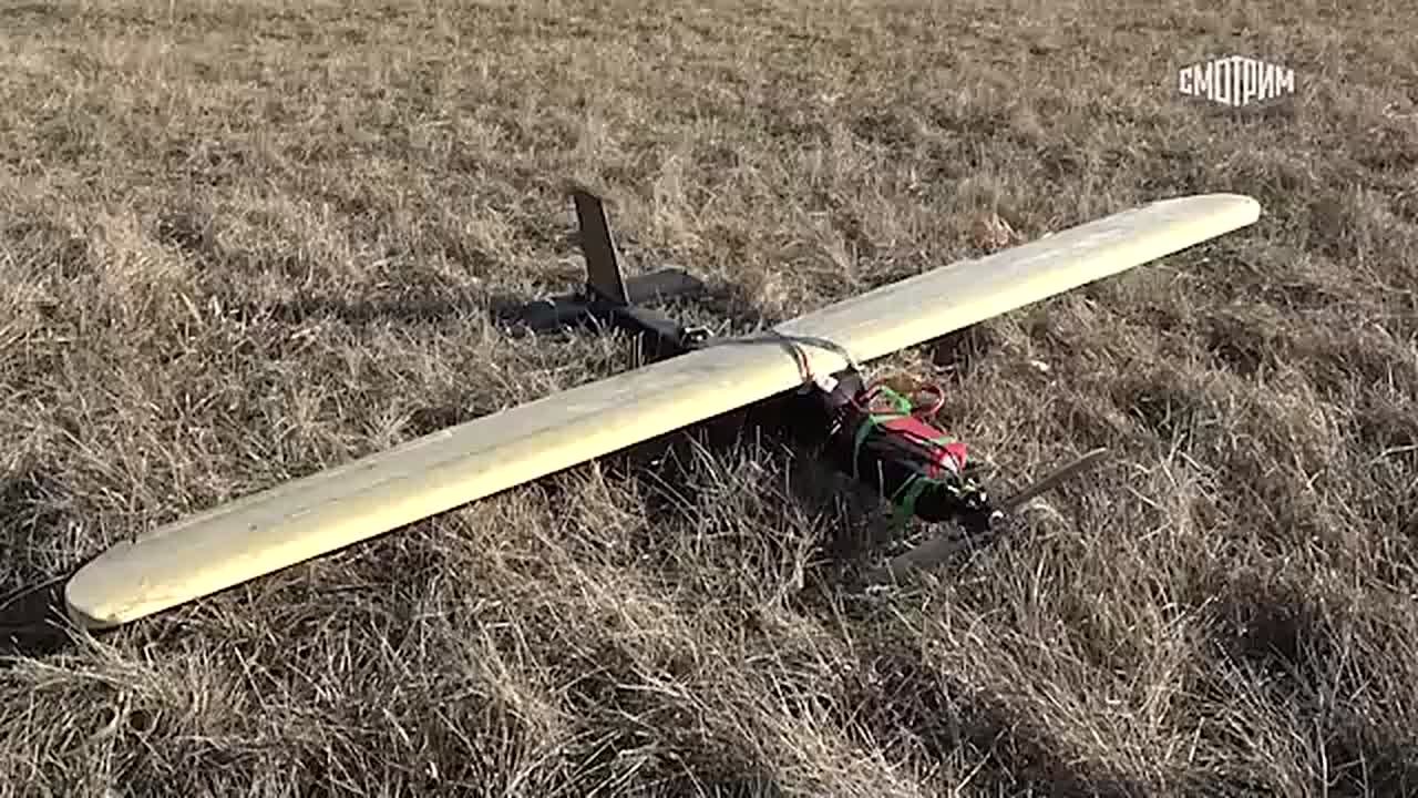 Испытания нового беспилотника провели на полигоне Минобороны РФ. Инженеры из Кемеровской области применили уникальную для авиации технологию – дрон "Урса" собрали из низкотемпературных полимеров