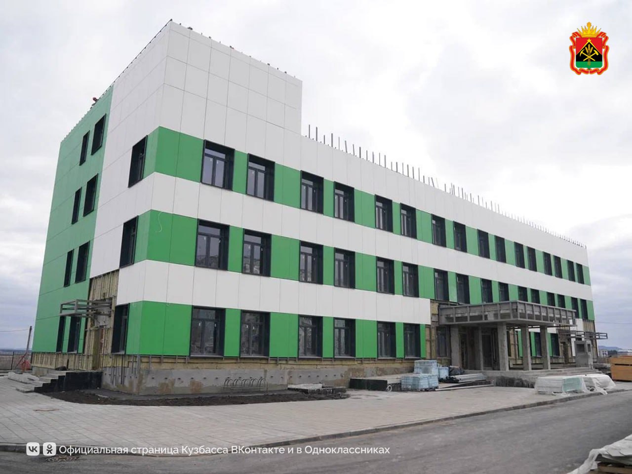 Губернатор Илья Середюк проверил ход строительства детской поликлиники в Белове