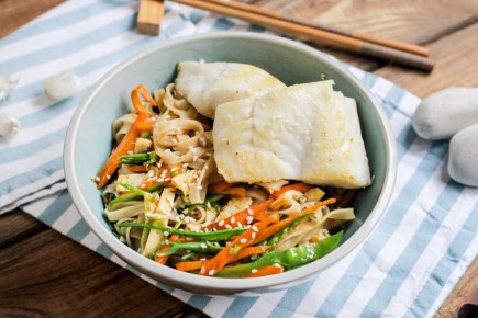 Треска в стиле самурая: простой рецепт с рисовой лапшой и яркой морковью