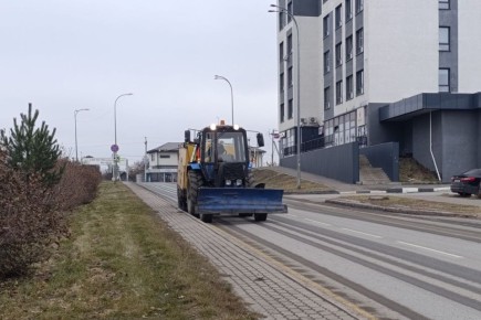 В городе сегодня приводят в порядок остановочные павильоны, тротуары, парки и скверы