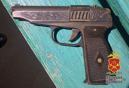 В Кемерове сотрудники полиции привлекли к ответственности горожанку, которая в состоянии опьянения ходила по улице с игрушечным пистолетом в руках