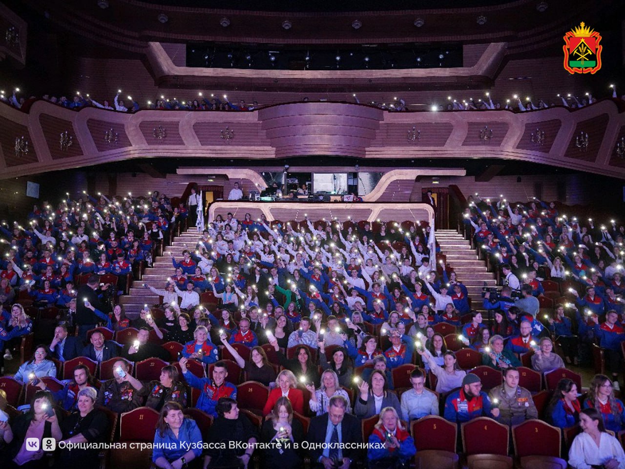 Илья Середюк вручил знамя лучшему студенческому отряду Кузбасса 2025 года Илья Середюк вручил знамя лучшему студенческому отряду Кузбасса 2025 года