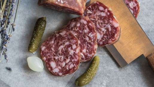 Колбаса не покроется засохшей коркой: перед хранением смажьте ее вот чем