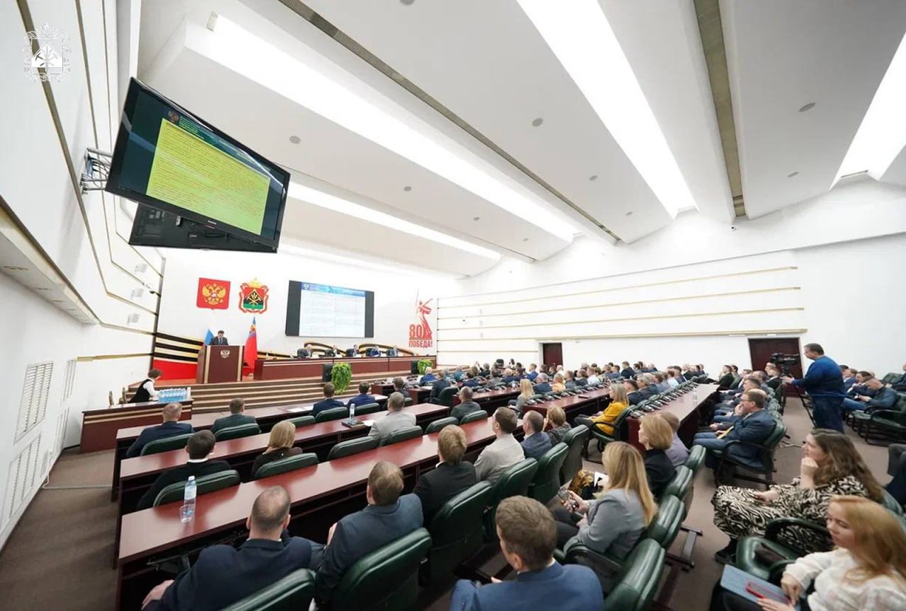 Губернатор Кузбасса Илья Середюк обсудил с угольщиками, представителями надзорных органов и профсоюзов безопасность труда на предприятиях Губернатор Кузбасса Илья Середюк обсудил с угольщиками, представителями надзорных органов и профсоюзов безопасность труда на предприятиях