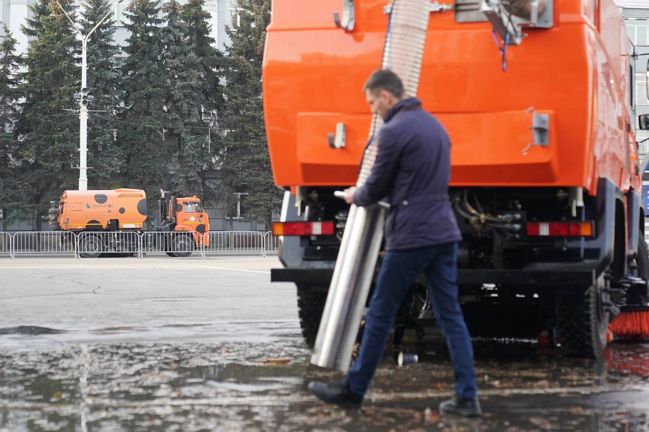 На площади Советов испытали новый кемеровский дорожный пылесос На площади Советов испытали новый кемеровский дорожный пылесос