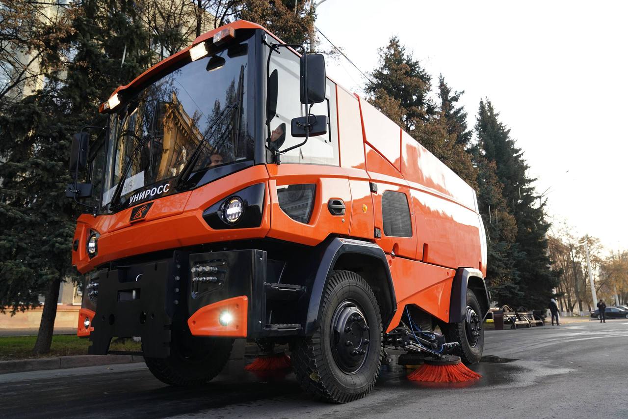 На площади Советов испытали новый кемеровский дорожный пылесос На площади Советов испытали новый кемеровский дорожный пылесос