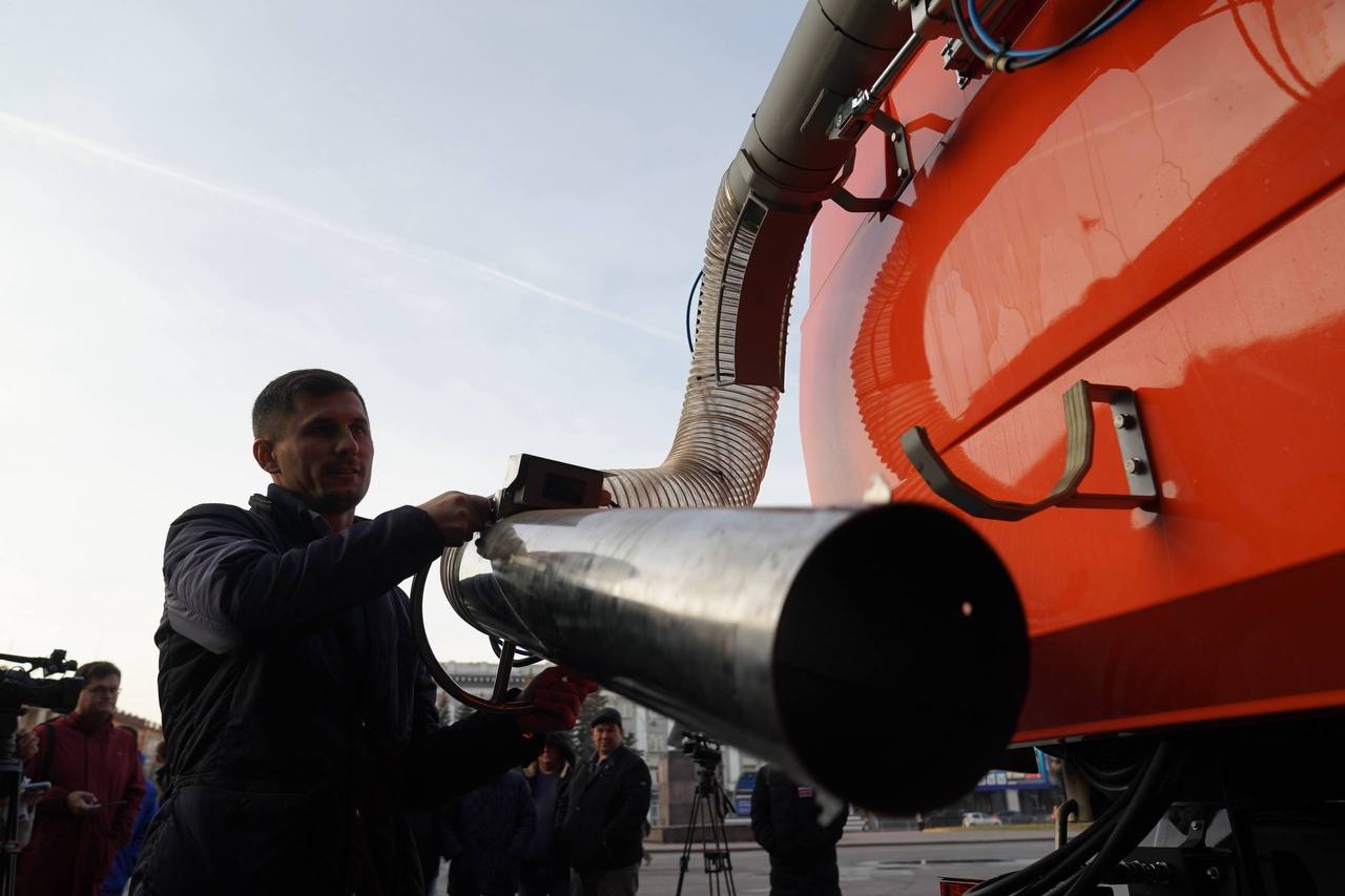 На площади Советов испытали новый кемеровский дорожный пылесос На площади Советов испытали новый кемеровский дорожный пылесос