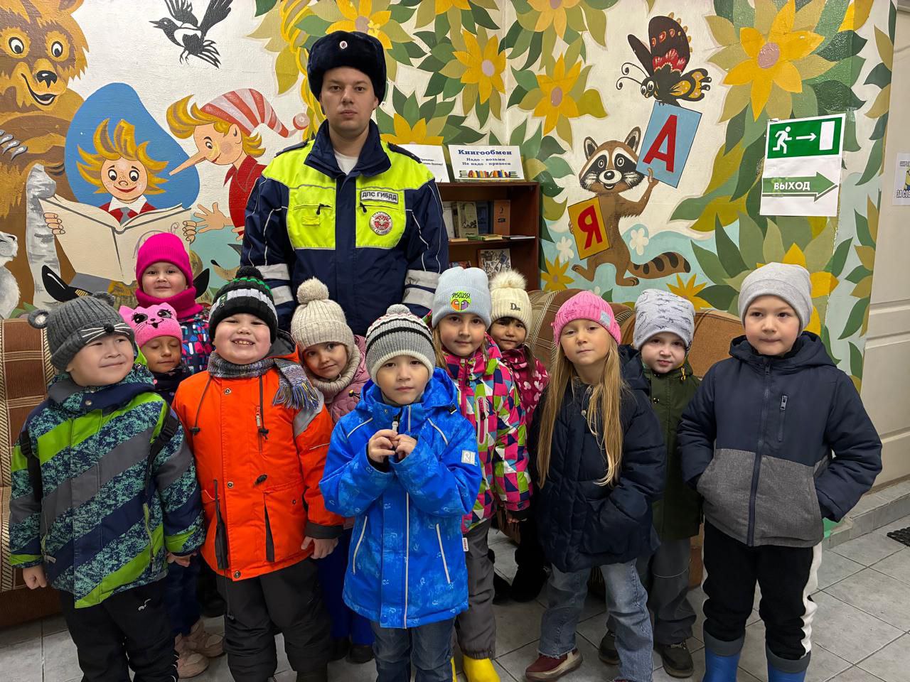 Сотрудники Госавтоинспекции и педагоги Таштагольского муниципального округа провели с дошколятами акцию «Шагающий автобус» Сотрудники Госавтоинспекции и педагоги Таштагольского муниципального округа провели с дошколятами акцию «Шагающий автобус»
