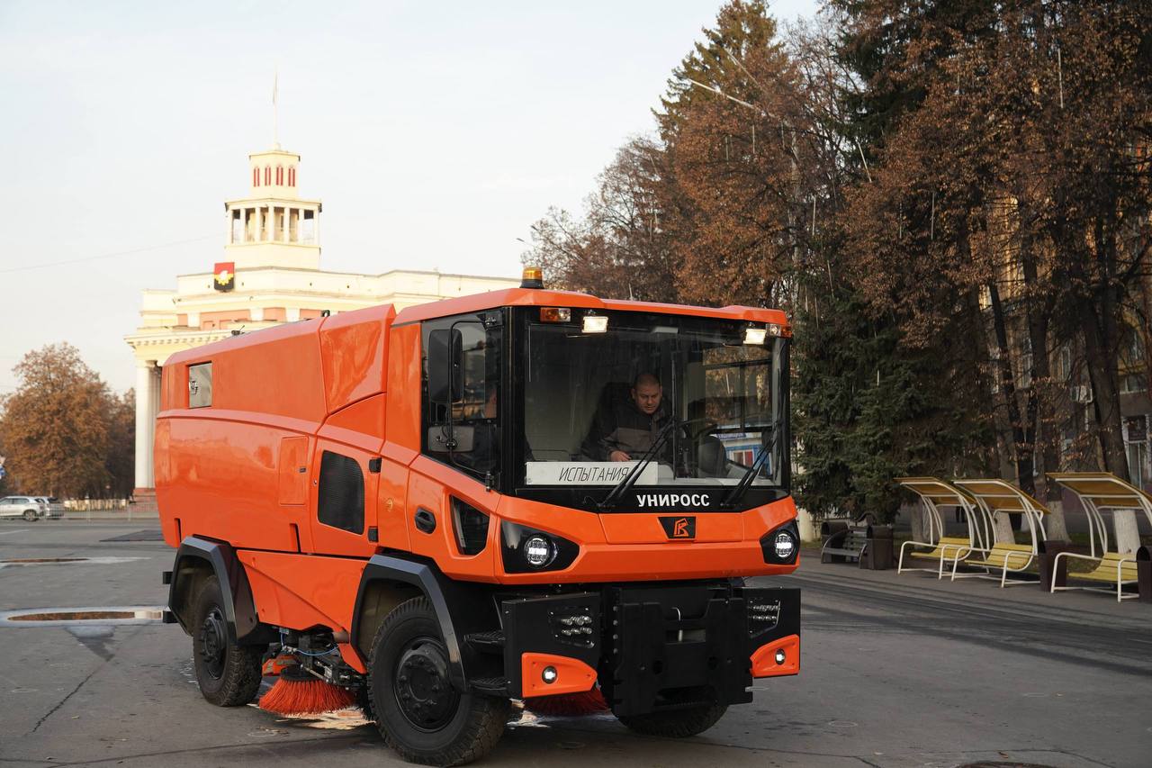 На площади Советов испытали новый кемеровский дорожный пылесос На площади Советов испытали новый кемеровский дорожный пылесос