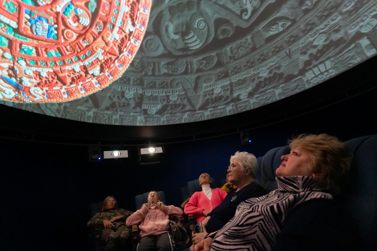 В Кемерове семьи участников СВО посетили планетарий и музей «Археология, этнография и экология Сибири» КемГУ В Кемерове семьи участников СВО посетили планетарий и музей «Археология, этнография и экология Сибири» КемГУ