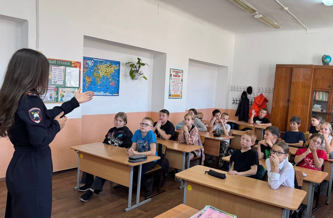Сотрудники Госавтоинспекции г. Междуреченска провели занятие со школьниками о правилах дорожной безопасности Сотрудники Госавтоинспекции г. Междуреченска провели занятие со школьниками о правилах дорожной безопасности