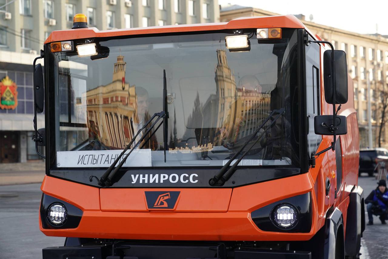 На площади Советов испытали новый кемеровский дорожный пылесос