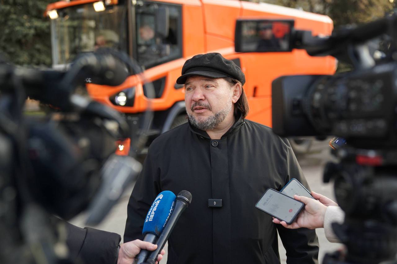 На площади Советов испытали новый кемеровский дорожный пылесос На площади Советов испытали новый кемеровский дорожный пылесос