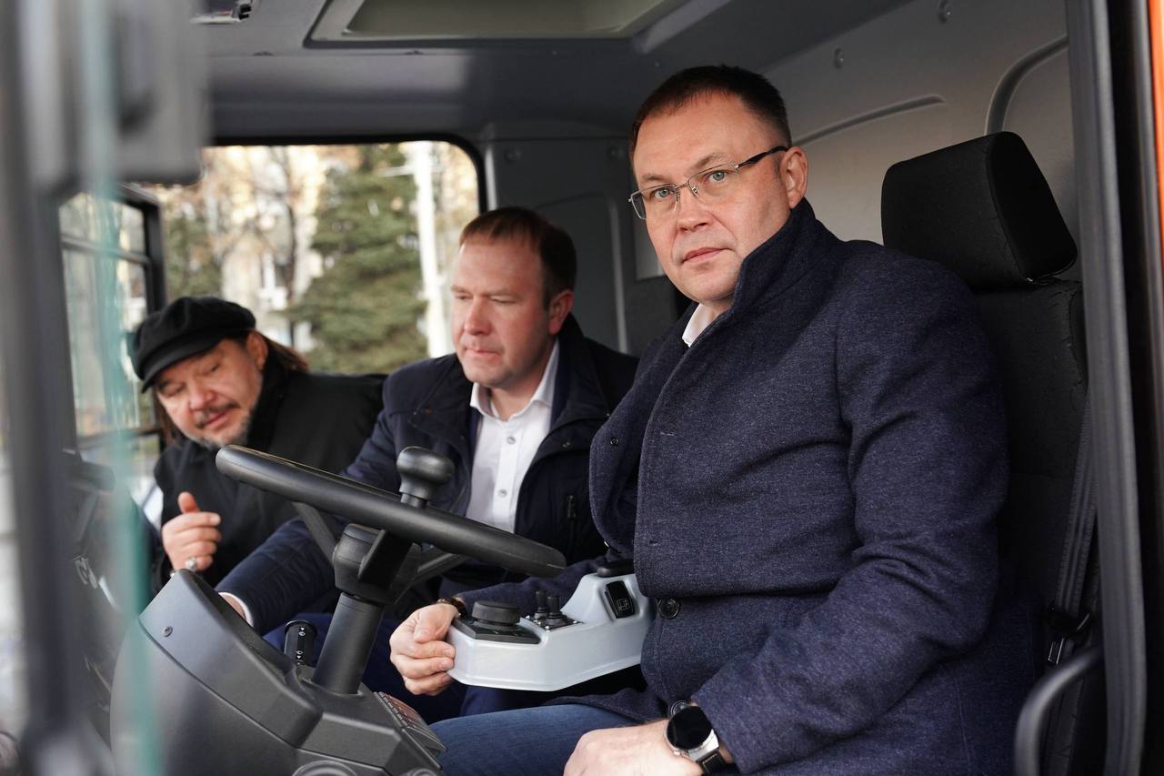 На площади Советов испытали новый кемеровский дорожный пылесос На площади Советов испытали новый кемеровский дорожный пылесос