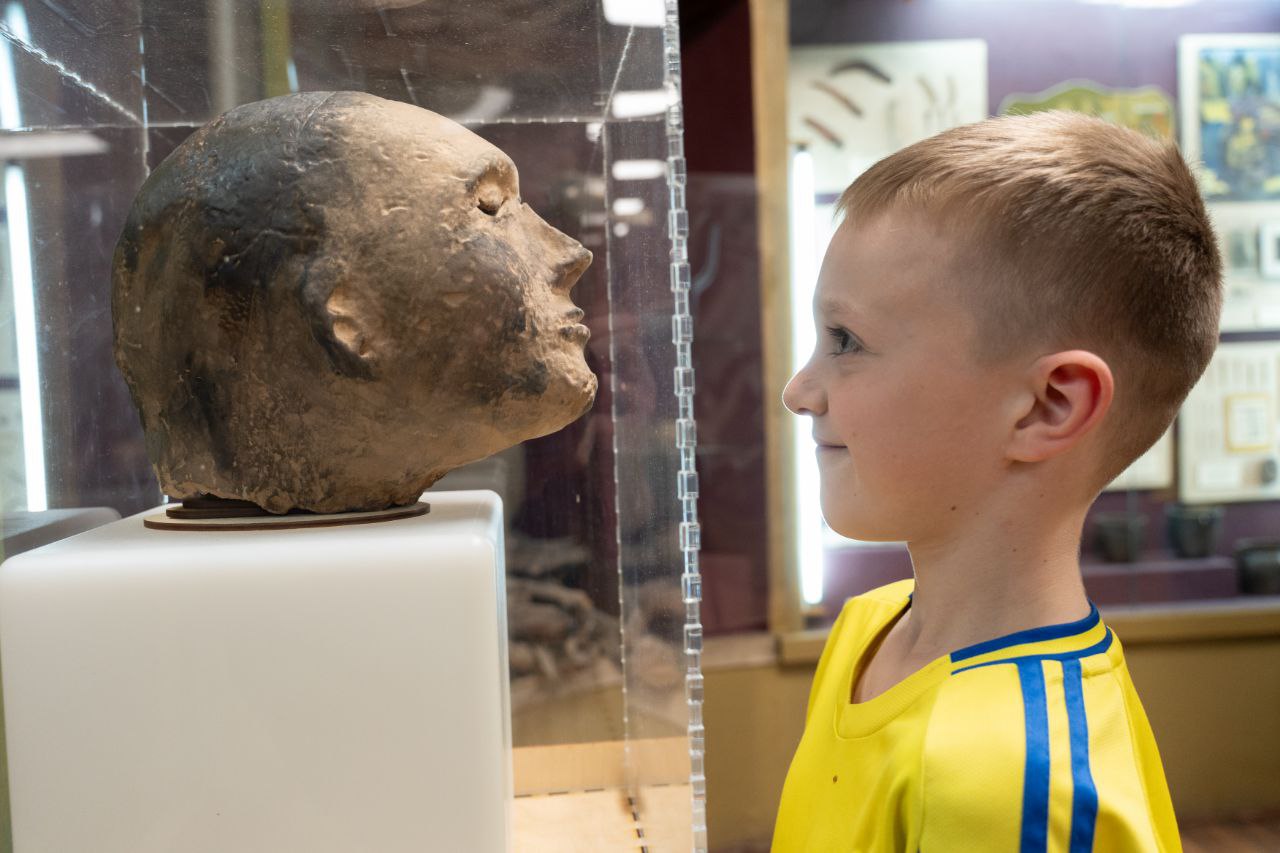 В Кемерове семьи участников СВО посетили планетарий и музей «Археология, этнография и экология Сибири» КемГУ В Кемерове семьи участников СВО посетили планетарий и музей «Археология, этнография и экология Сибири» КемГУ