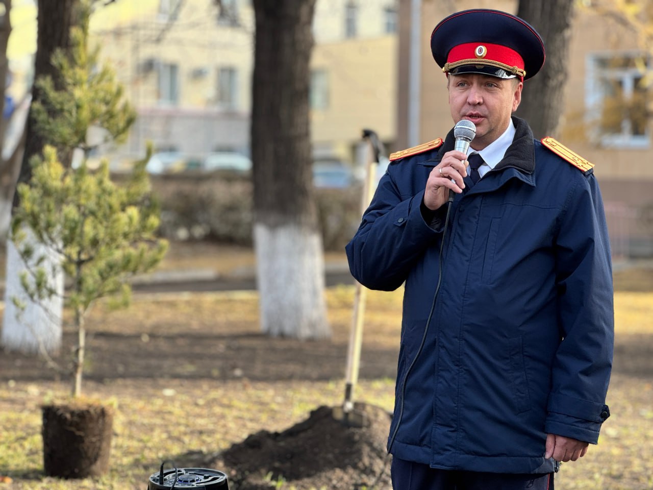 В Кузбассе сотрудники СК России совместно с ветераном Великой Отечественной войны высадили памятную аллею В Кузбассе сотрудники СК России совместно с ветераном Великой Отечественной войны высадили памятную аллею