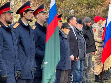 В Кузбассе сотрудники СК России совместно с ветераном Великой Отечественной войны высадили памятную аллею